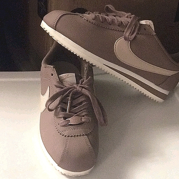 Size 7.5 Nike Cortez - Picture 1 of 3